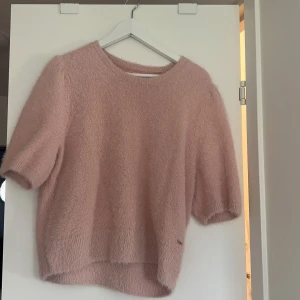 Stickad T-shirt - Såsåså fin stickad t-stort från Lindex egna märke Holly & Whyte. Stl L men passar mig som brukar ha XS-M