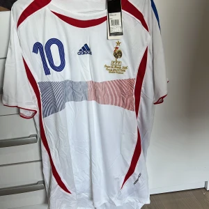 Zidane fotbollströja  - Zidane fotbollströja från em 2006. Helt oanvänd säljer då den är för stor och kan inte retunera. Storlek M. 