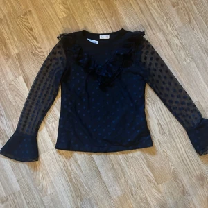 Svart blus - Superfin blus från Kappahl men jag själv har köpt den från Plick men när jag fick hem den var den för liten o därför säljer jag den💗