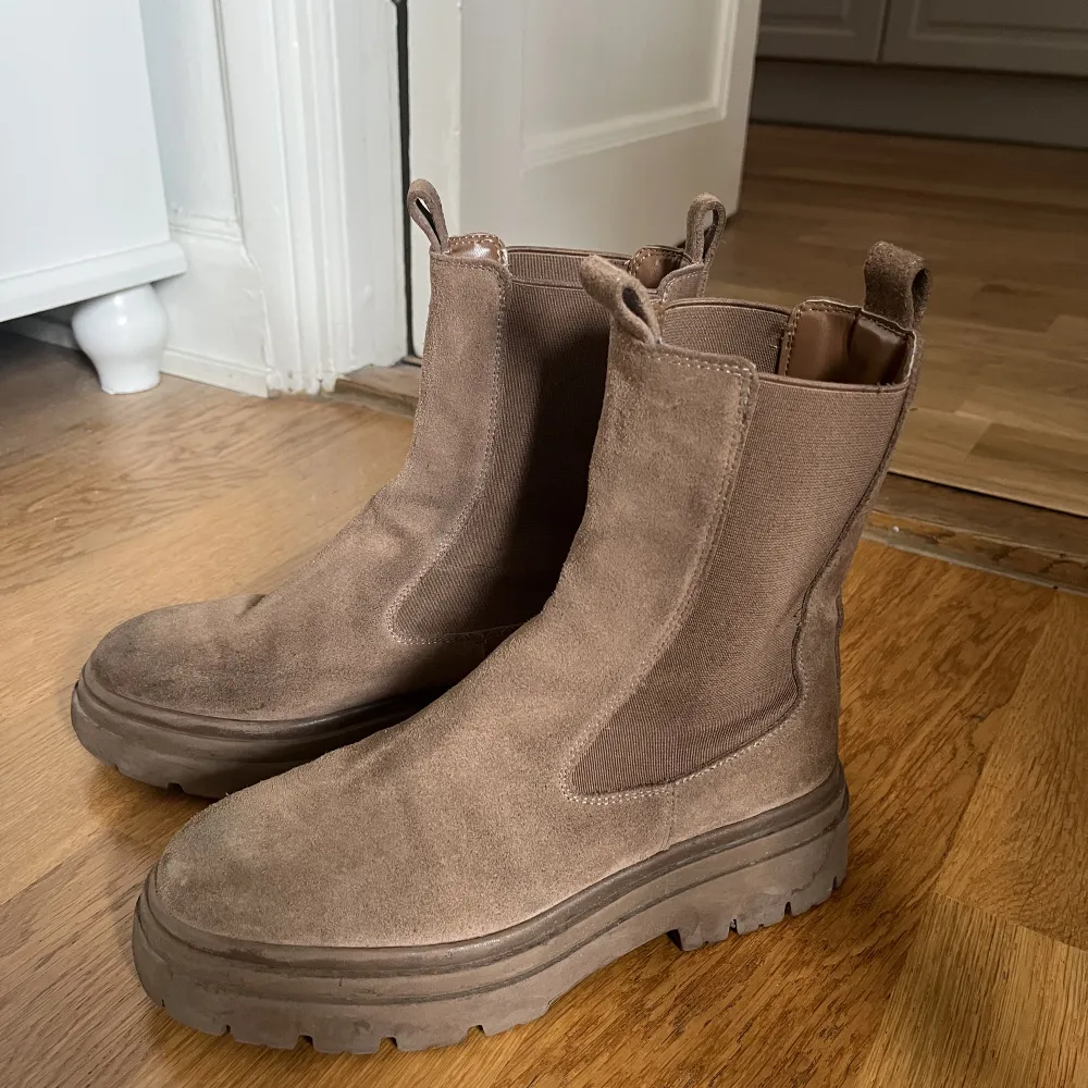 Super snygga boots från Zara, nypris 700kr. Perfekta till hösten, väl använda men mycket bra skick, köparen står för frakt och pris kan diskuteras💞. Skor.