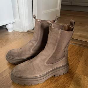 Super snygga boots från Zara, nypris 700kr. Perfekta till hösten, väl använda men mycket bra skick, köparen står för frakt och pris kan diskuteras💞