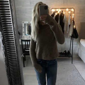 Stickad tröja - Stickad tröja med långa ärmar.