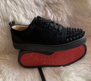 Loubetin  - Ett par sköna Louboutin i bra skicka endast använda en gång säljer då dem är för stora.