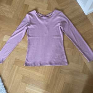 Jättefin Rosa tröja från Lindex aldrig använd och har prislapp kvar! Storlek 158/164 men passar nig nån med storlek s!❤️nypris 179kr💕💕