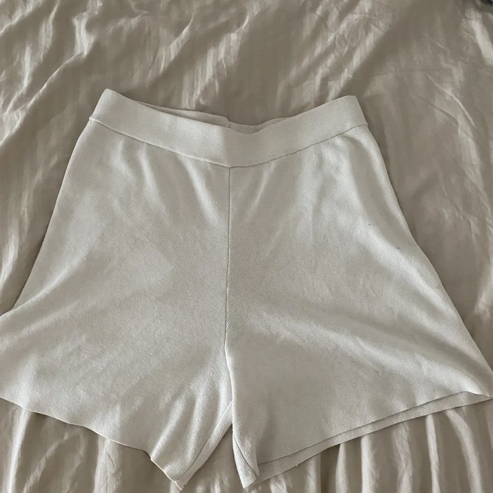 Ett par supersköna vita shorts som tyvärr aldrig andvänds🤍 klippt bort lappen så storlek är lite oklart men skulle säga ungefär M/L. Shorts.
