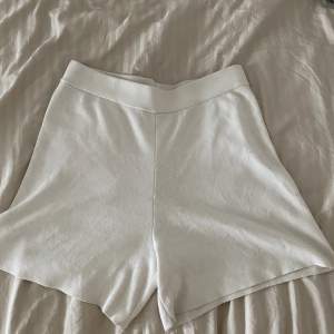 Ett par supersköna vita shorts som tyvärr aldrig andvänds🤍 klippt bort lappen så storlek är lite oklart men skulle säga ungefär M/L