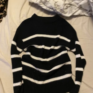 Stickad tröja  - Bra skick 