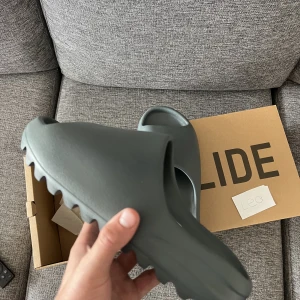 Yeezy slide slate marine  - yeezy slate marine billigt!! -nyskick -orderbekräftelse och tag finns -strl 43 -Bud från 750 bin 850