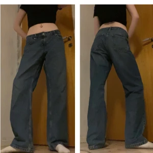 Weekday jeans - Weekday jeans i populära modellen arrow low! Tyvärr för stora på mig (håller in på bild). Har lagt ett snöre på insidan så man kan knyta dom tajtare i midjan, syns inte alls! (Skriv för bild). Midjemått: 85 cm || Innerbenslängd: 85,5 cm