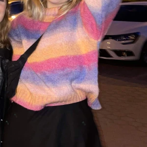 Stickad tröja  - Säljer denna superfina tröjan då den inte är min stil! Inköpt förra sommaren och endast använd 2 gånger, så den är som ny!   Den sitter bra både på mig som är XS men också på min kompis som är M