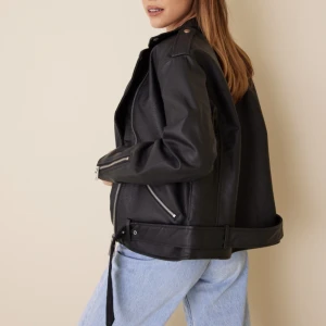 Oversized skinnjacka  - Slutsåld overzised skinnjacka från Missgudied.  Använd men fortfarande i jättefint skick! De två första bilderna är lånade från Nelly.com där jackan är köpt för cirka 500 kr.   