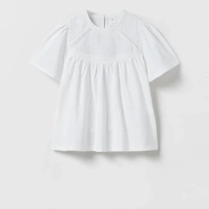 Topp - Så himla fin topp med broderier från zara, använd två gånger så den är helt som ny, storlek 164 men sitter som en xs