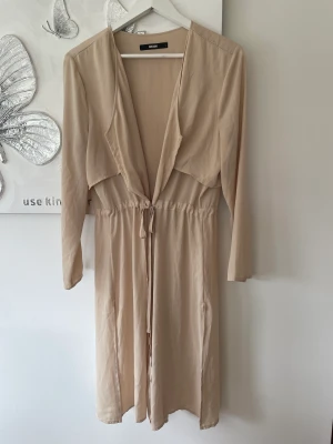 Trenchcoat  - Tunn trenchcoat. Aldrig använd. Skick 10/10.