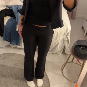 Lågmidjade kostymbyxor - Säljer dessa as snygga lågmidjade kostymbyxor från bikbok i storlek 36. Har sytt ihop slitsen och sprättat upp byxorna så dem ska bli längre så dem passar mig som är 173, hör av er om ni har någon fråga💕