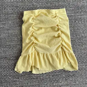 Jättefin gul ruched kjol, bara använd fåtal gånger! Är i nyskick från Gina Tricot i strl S! Säljer den för att den inte passar mig längre. 