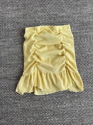 Gul ruched kjol - Jättefin gul ruched kjol, bara använd fåtal gånger! Är i nyskick från Gina Tricot i strl S! Säljer den för att den inte passar mig längre. 