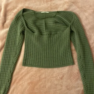 Olivgrön topp - Topp i jättefin färg!! Passar XS/S. Går att ha vanligt och offshoulder😍