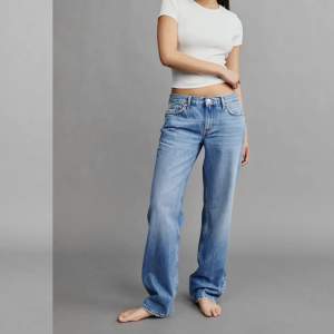 Hej säljer nu dessa fina low straight jeans från gina🥰 använt max 2 gånger, därför väldigt bra skick!❤️skriv för fler frågor eller funderingar!