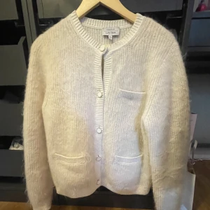 Vit stickad cardigan  - Säljer denna as najs mohair stickade koftan från other Stories🌸🌸