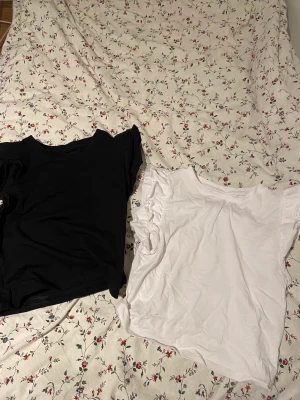 Topp med ”volangärm” - Säljer helst tillsammans, 50kr för båda🥰 Nyskick aldrig använda 