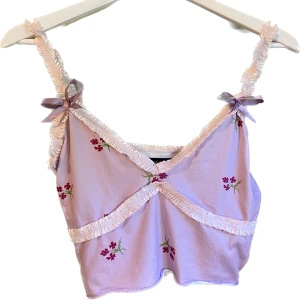 Blommig topp - Supersöt topp från Shein! Används aldrig tyvärr :( Passar XS-S! Toppen på fest 💖