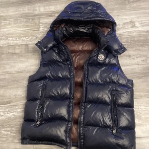 Moncler väst  - Använd i gott skick 