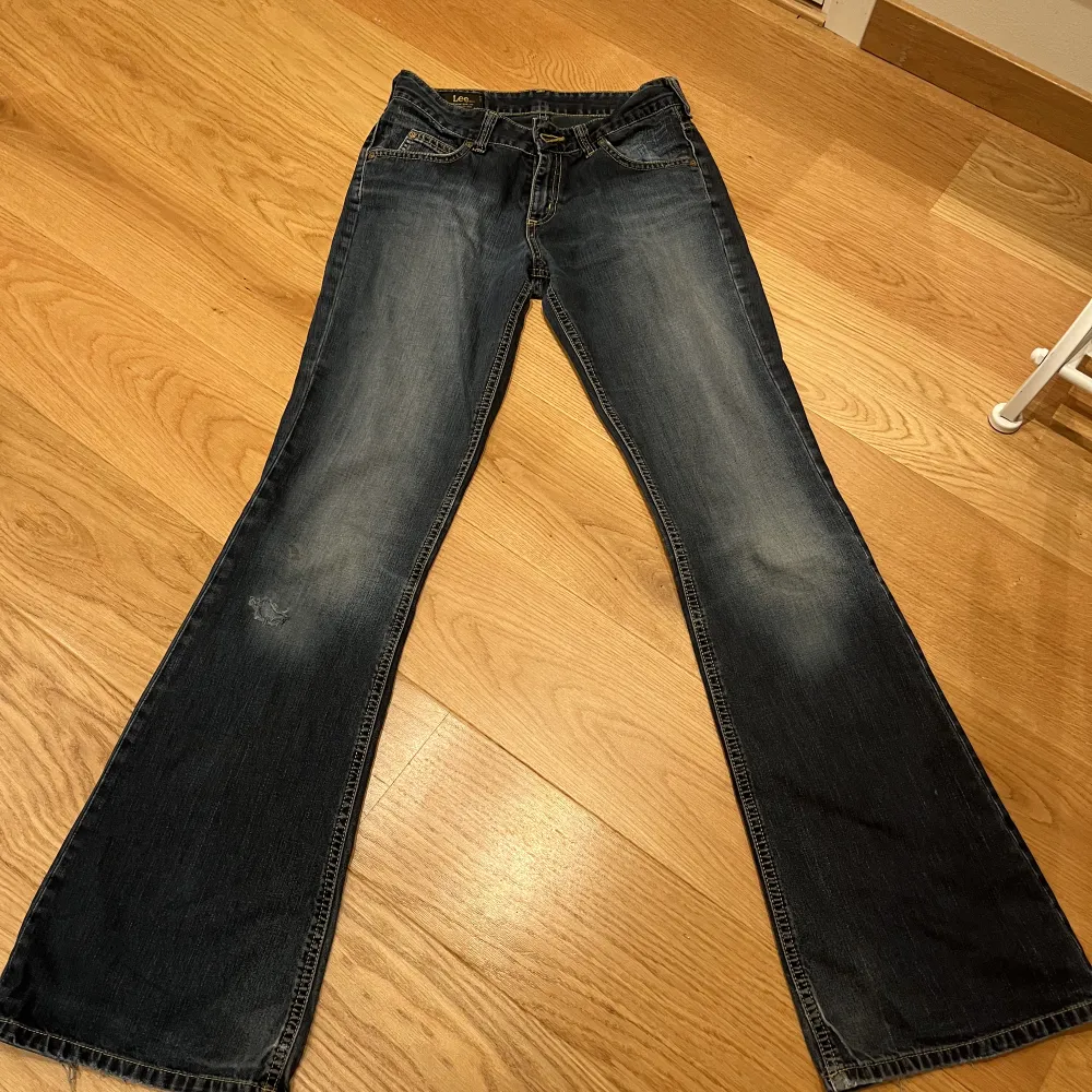 Jätte fina lågmidjade jeans från lee. Har tyvärr ett litet hål på knät så säljer därför billigt💞. Jeans & Byxor.