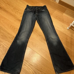 Lågmidjade jeans - Jätte fina lågmidjade jeans från lee. Har tyvärr ett litet hål på knät så säljer därför billigt💞