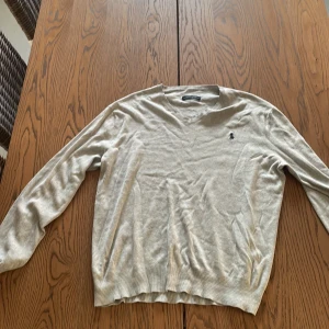 Grå Ralph Lauren Tröja - Tjenare! Säljer nu min Ralph Lauren tröja som jag använt ca 5 gånger. Den är i riktigt bra skick. Den passar fint för dig som har antingen M eller L.