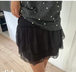 Kjol - Säljer denna fina kjol från Gina tricot i storlek 34
