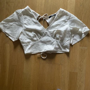 Topp med öppen rygg - (Förlåt för rynkorna! Dom har bara legat i min låda länge) Topp med helt öppen rygg! Superfin för student, firanden eller middagar! Använd 1 gång och dras inte till just den tröjan så skickar den vidare till ett hem där den får användas kanske (: