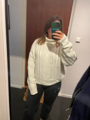 Stickad polotröja - Stickad polotröja från shein. Använd enstaka gånger. Supermysigt men kommer inte till användning här. Storlek L. Från shein 