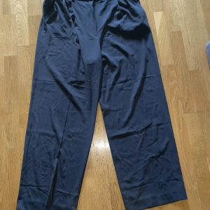 Kostymbyxor - (Förlåt för rynkorna! Dom har bara legat i min låda länge haha) Dessa blå/grå byxorna har ett ganska ”mesh”aktigt material, men de är inte genomskinliga! Sköna, lätta och har vida ben, lite oversized fit!