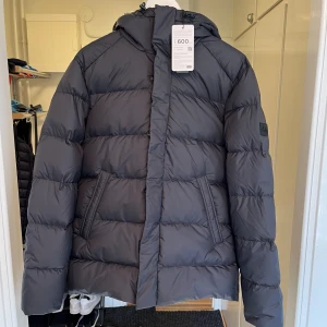 J.Lindeberg vinterjacka - Storlekarna jag har i lagret är Small, Medium, Large och Extra large.  Kan både frakta och mötas upp (Stockholm). Fler bilder kan skickas.  Arbetar som reseller.