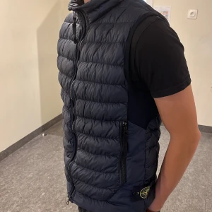 Stone island väst  - Tja Säljer nu min Stone island väst som är i bra skick 8/10 men har fof mycket kvar och ge, tar gärna emot byten, mitt pris 1999,retail 5000. modellen på bilden är 1,75. Kom privat för fler bilder eller frågor. MVH Simon 