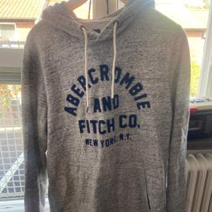 Fin hoodie från Abercrombie and Fitch i herrstorlek S