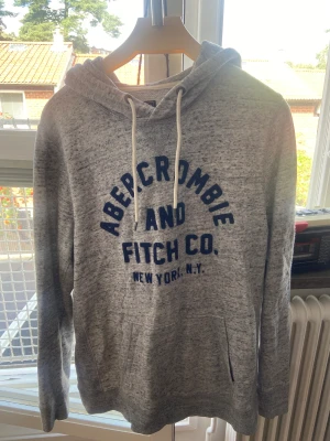 Abercrombie & Fitch hoodie S - Fin hoodie från Abercrombie and Fitch i herrstorlek S