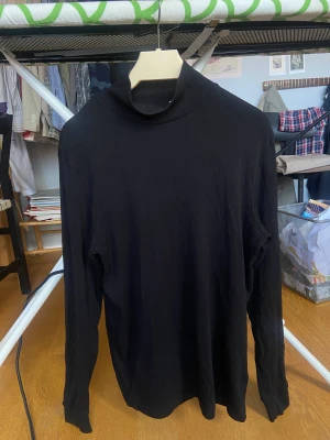 Ribbad tröja från weekday M - Ribbad bomullströja från weekday i storlek M. Skönt material och i mycket gott skick! 