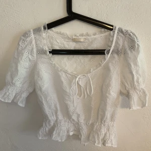 Söt cropped blus från H&M - Aldrig använd, aningens genomskinlig. Storlek small/medium