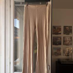 Yogapants från bikbok i ribbat material   Superfina och mjuka med mycket stretch är långa på mig som är 165cm 