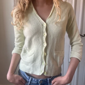 Kashmir kofta - Så himla söt ljusgul Kashmir kofta med små fickor och trekvartsärmar.