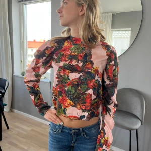 Söt topp - Jättegullig topp i kort modell. Puffärmar, knäpps med knappar i ryggen. 