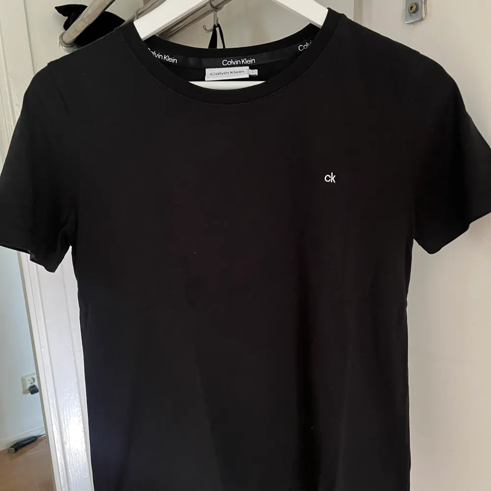 En svart Calvin Klein T-shirt som jag inte längre använder. Skick 10/10! Storlek S. T-shirts.