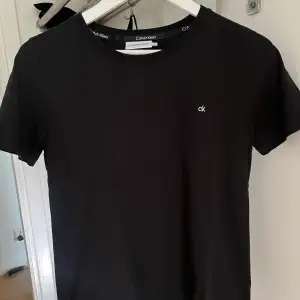 En svart Calvin Klein T-shirt som jag inte längre använder. Skick 10/10! Storlek S