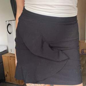 Jättefin kjol från NA-KD som inte används längre, volanger på framsidan🩷