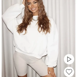 Sweatshirt  - En fräsch vit sweatshirt från Nelly som endast är använd en gång, som ny!🥰