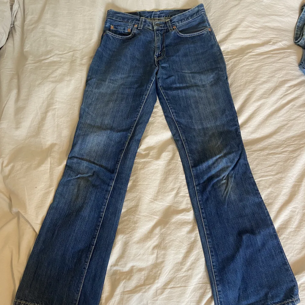 Midwaist Levis jeans modell 525 04 i strl 30/32✨ inga tecken på användning. Något korta på mig som är 174. Hör av dig om du har frågor eller är intresserad!✨. Jeans & Byxor.