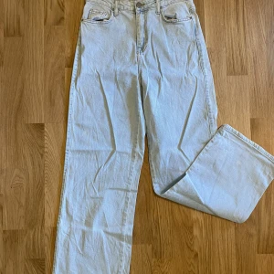 Ljusblåa jeans  - Vida jeans i ljusblått.
