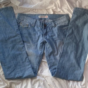 Lågmidjade jeans - Supersnygga lågmidjade raka/vida jeans. Bara att skriva om du har några frågor eller vill ha fler bilder(kan tyvärr inte skicka bild med dem på) Midjan är 39 cm tvärs över och innerbenslängden är 87 cm🌟🌸