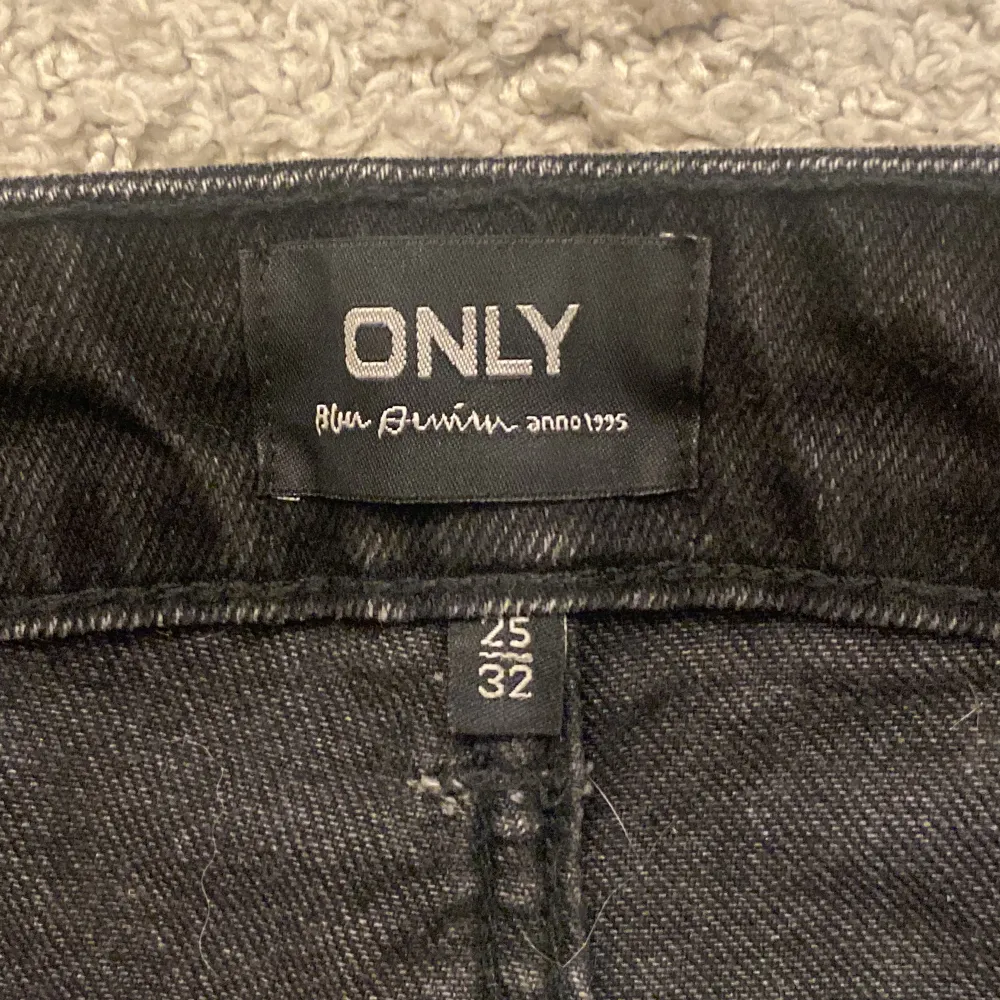 Svarta jeans från Only, säljer dem för att har inte använt dem på jättelänge men dem är i bra skick. Storlek xs men passar som s. Jeans & Byxor.